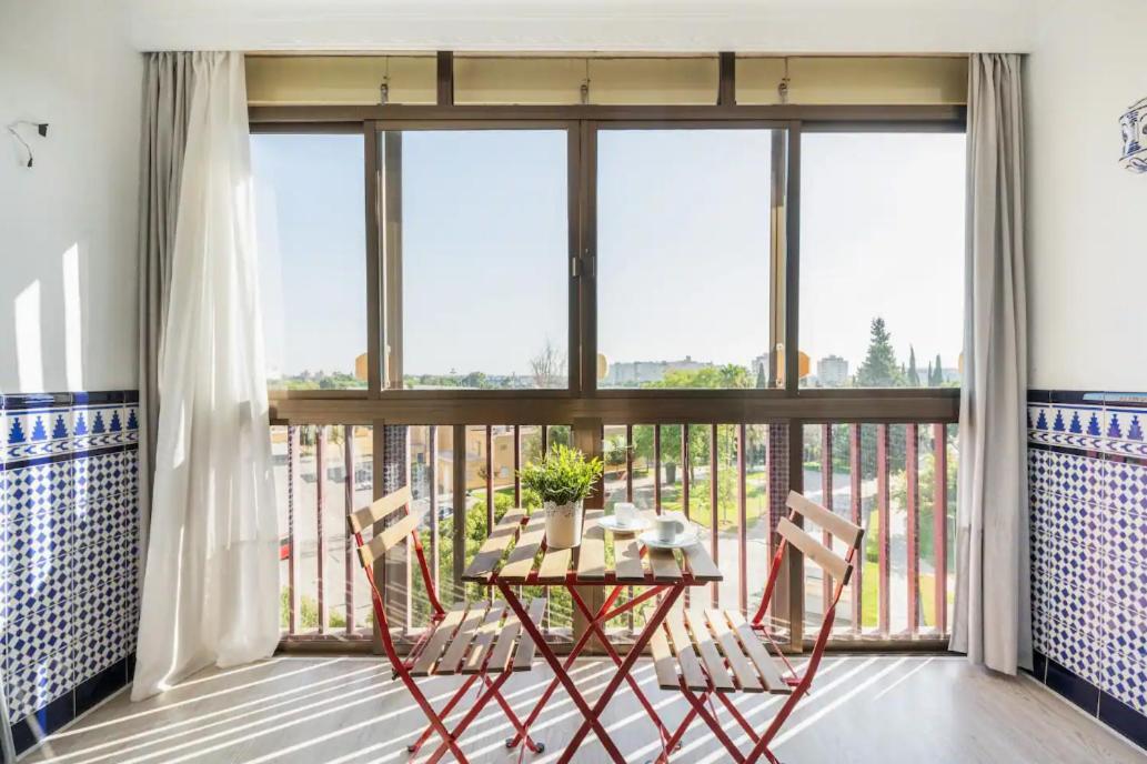 Apartamento Amplio Con 4 Habitaciones Y 2 Banos - Great Apartment With 4 Rooms - 2 Baths Севилья Экстерьер фото