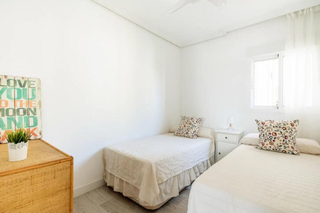 Apartamento Amplio Con 4 Habitaciones Y 2 Banos - Great Apartment With 4 Rooms - 2 Baths Севилья Экстерьер фото