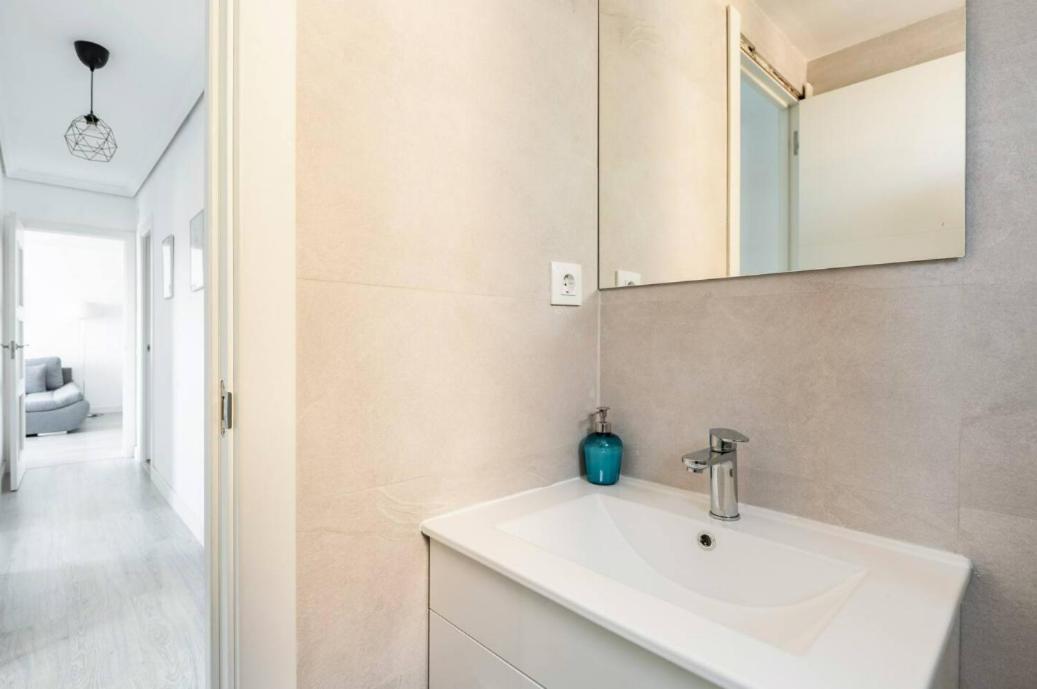 Apartamento Amplio Con 4 Habitaciones Y 2 Banos - Great Apartment With 4 Rooms - 2 Baths Севилья Экстерьер фото